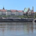Zamek Królewski, archikatedra św. Jana i kamienice Starego Miasta w Warszawie widziane z drugiego brzegu Wisły