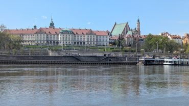 Das Königsschloss, die Johanneskathedrale und die Bürgerhäuser der Warschauer Altstadt vom anderen Weichselufer aus