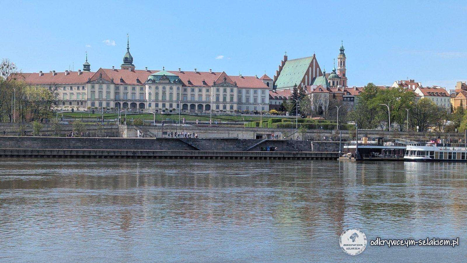 El Castillo Real, la archicatedral de San Juan y las casas del casco antiguo de Varsovia vistos desde la otra orilla del Vístula
