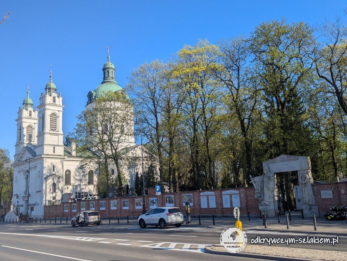 La iglesia de San Carlos Borromeo y la puerta del cementerio Viejo Powązki en la calle Powązkowska
