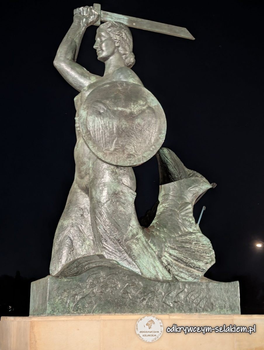 El monumento a la Sirena en los bulevares del Vístula de Varsovia de noche