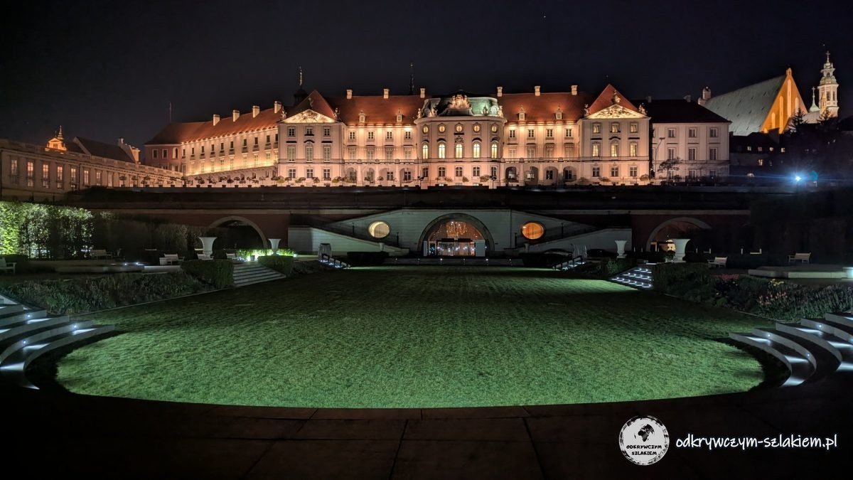 La fachada este iluminada del Castillo Real y las Arcadas de Kubicki vistas de noche desde los bulevares