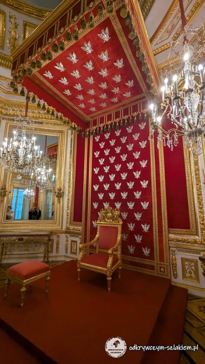 El trono bajo un dosel rojo con águilas blancas en la Sala del Trono del Castillo Real