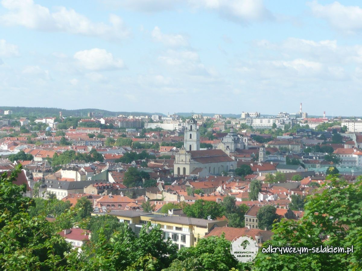 Panorama Wilna z Góry Trzech Krzyży – dachy Starego Miasta i wieże kościołów