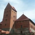 El castillo gótico de la isla de Trakai con su torre de ladrillo y tejados rojos