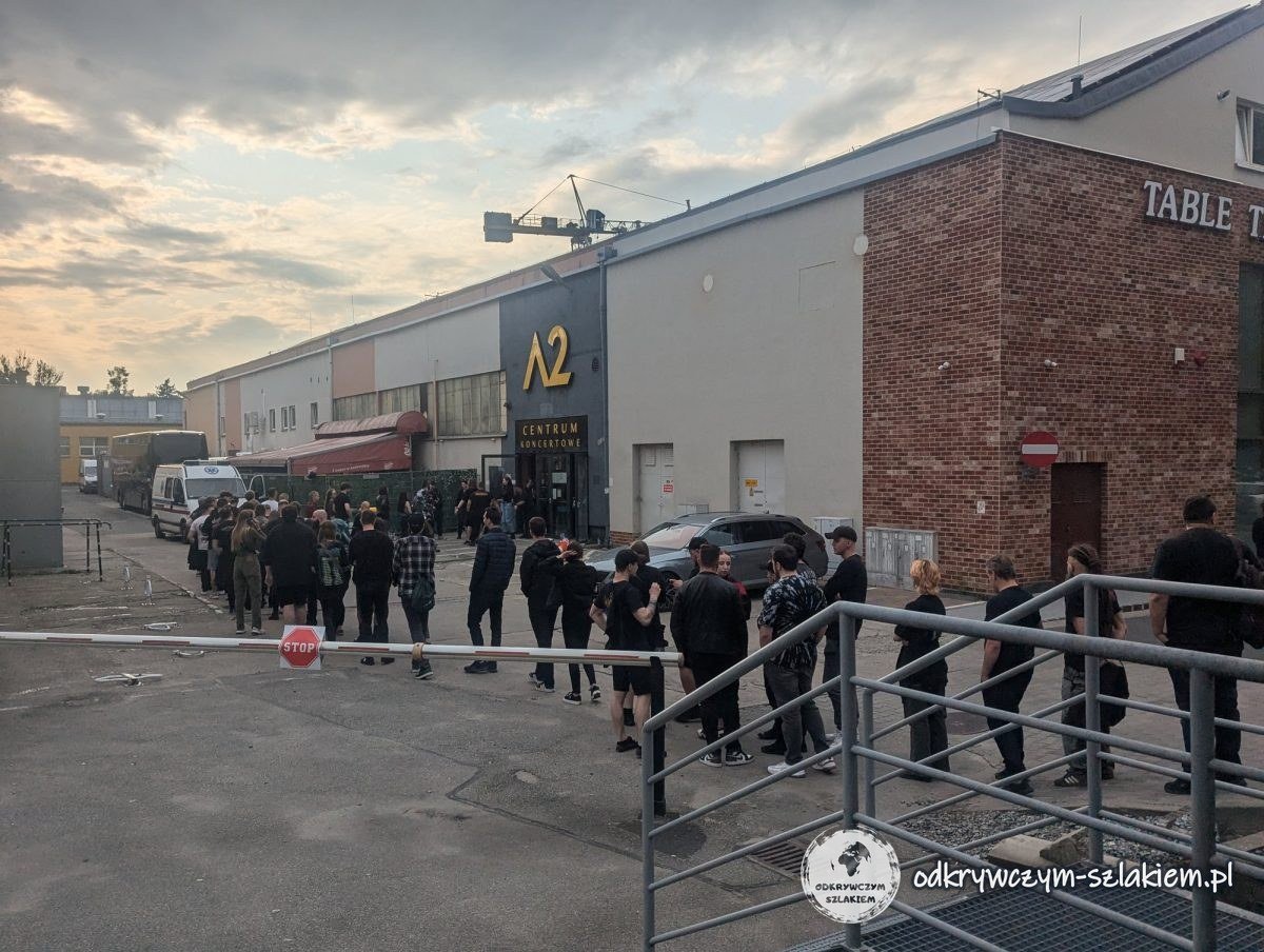 Kolejka fanów przed wejściem do A2 Centrum Koncertowe we Wrocławiu przed koncertem