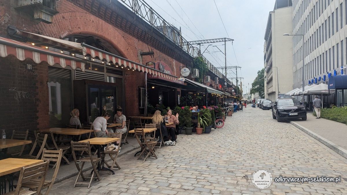 Ogródki restauracji pod ceglanym wiaduktem kolejowym przy ul. Bogusławskiego we Wrocławiu