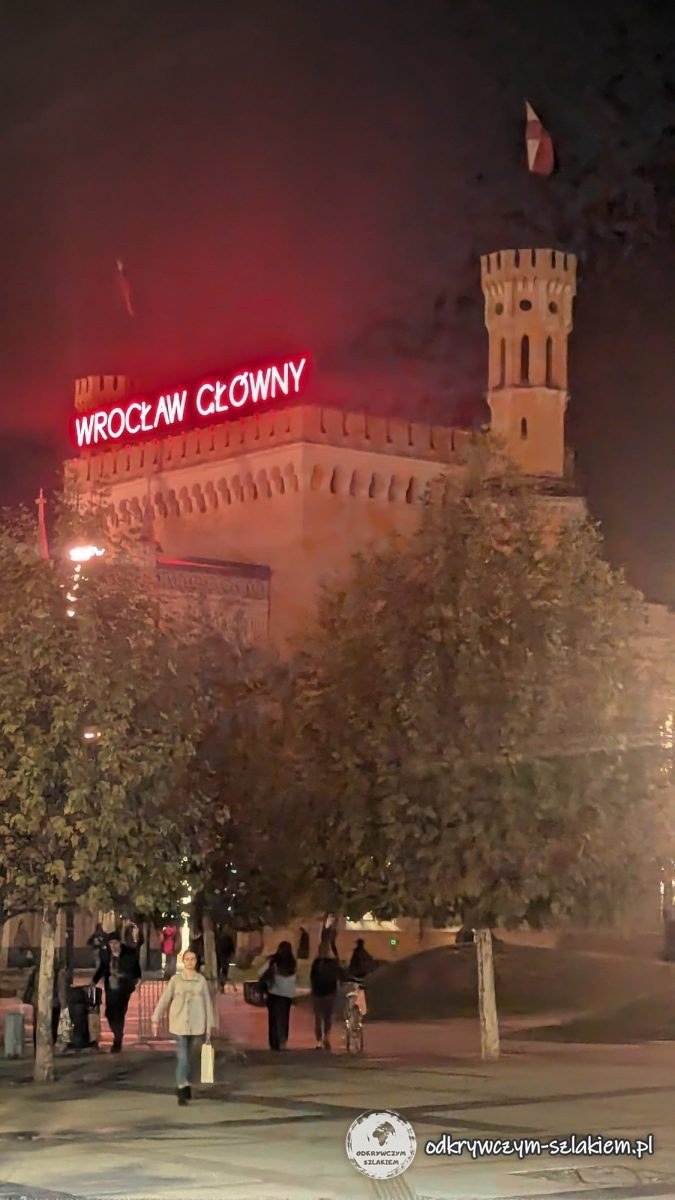 Neogotycki Dworzec Wrocław Główny z czerwonym podświetlonym napisem wieczorem