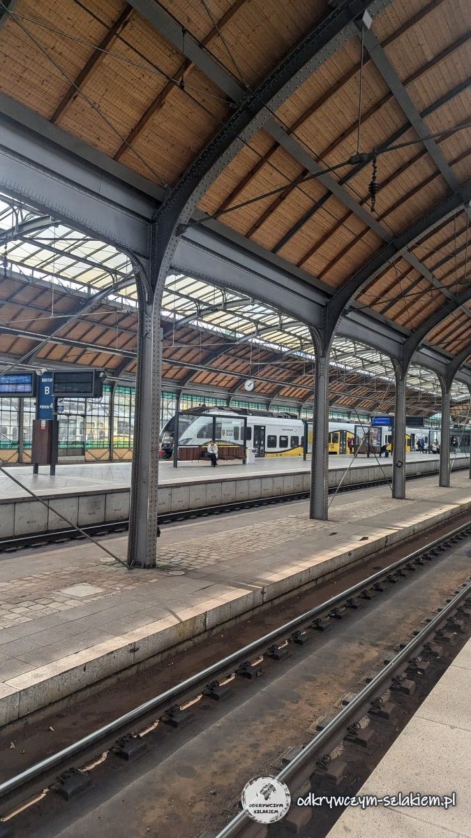 Peron pod stalową wiatą z drewnianym dachem na Dworcu Wrocław Główny