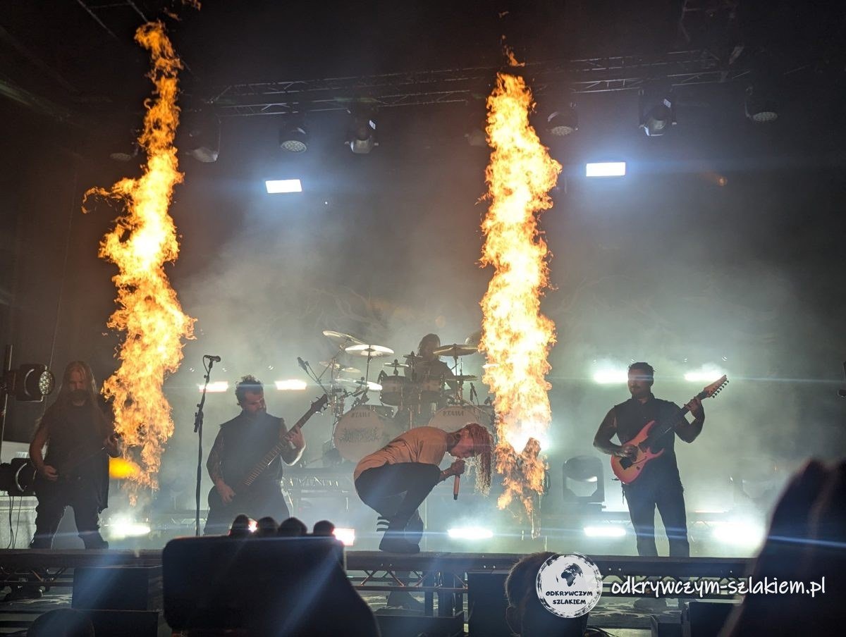 Słupy ognia po obu stronach sceny podczas koncertu Lorna Shore w A2