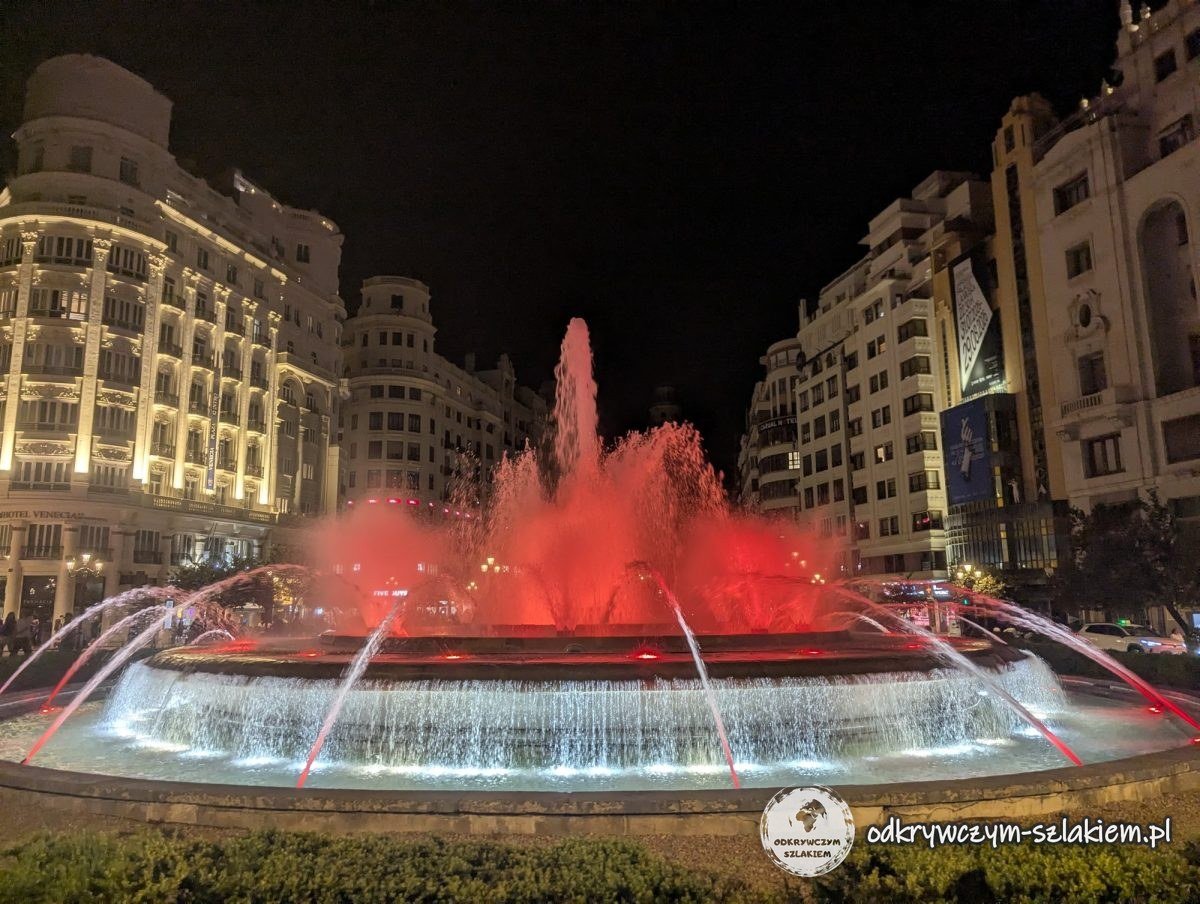 Fontanna na Plaza del Ayuntamiento podświetlona na czerwono