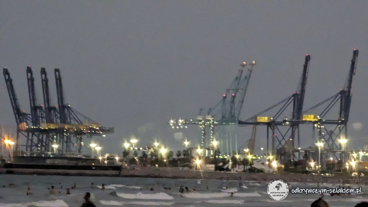 Port w Walencji wieczorem