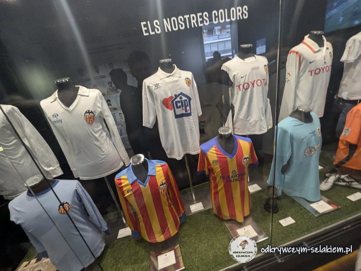 Historyczne koszulki Valencii CF na stadionie Mestalla