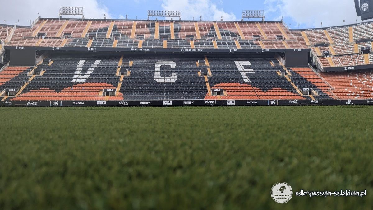 Murawa i trybuny stadionu Mestalla