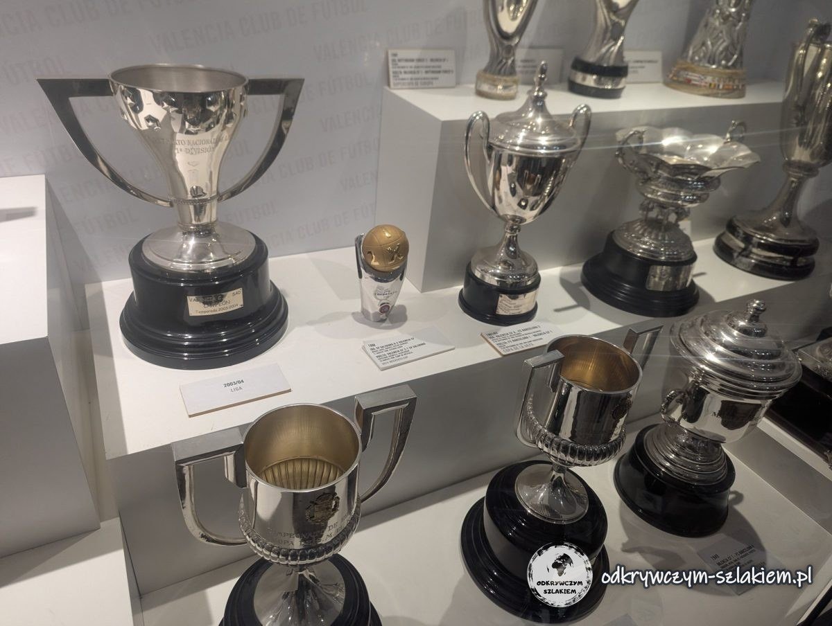 Puchary Valencii CF w muzeum na stadionie Mestalla