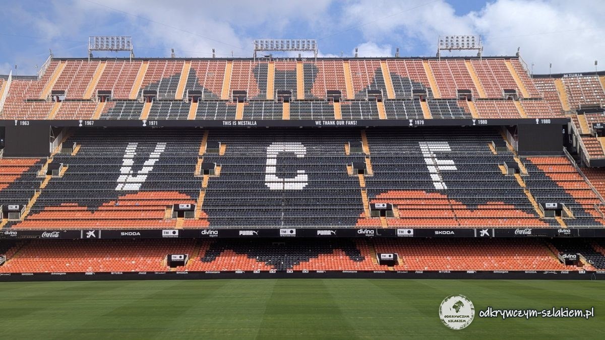 Trybuny stadionu Mestalla z napisem VCF