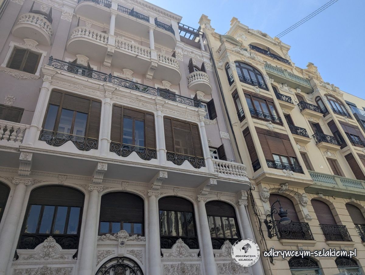Modernistyczna kamienica w dzielnicy Eixample w Walencji