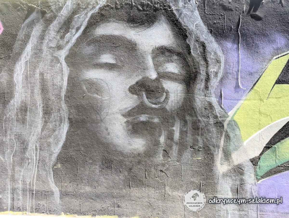 Mural z twarzą kobiety w Walencji