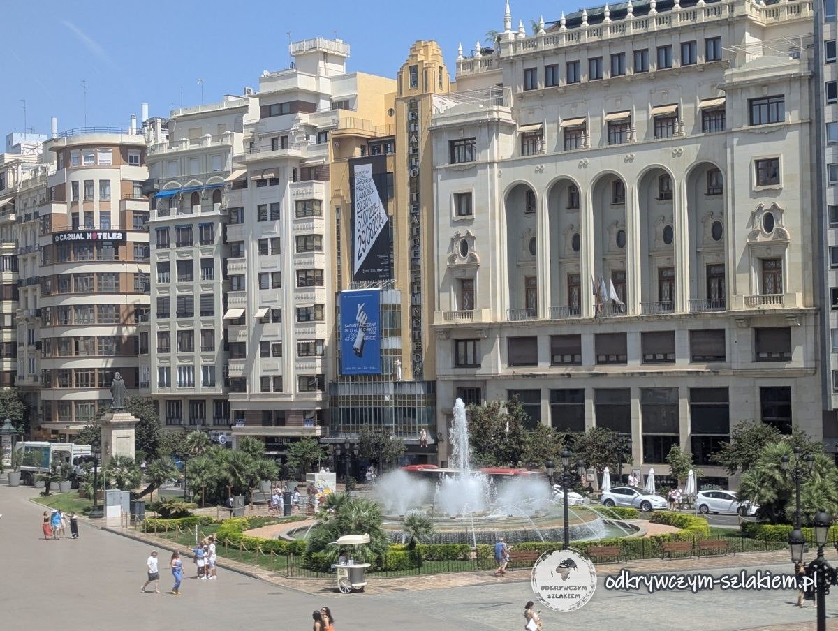 Plaza del Ayuntamiento w Walencji widziana z balkonu ratusza
