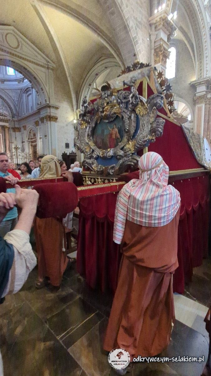 Uczestnicy uroczystości Wniebowzięcia w strojach apostołów w katedrze w Walencji