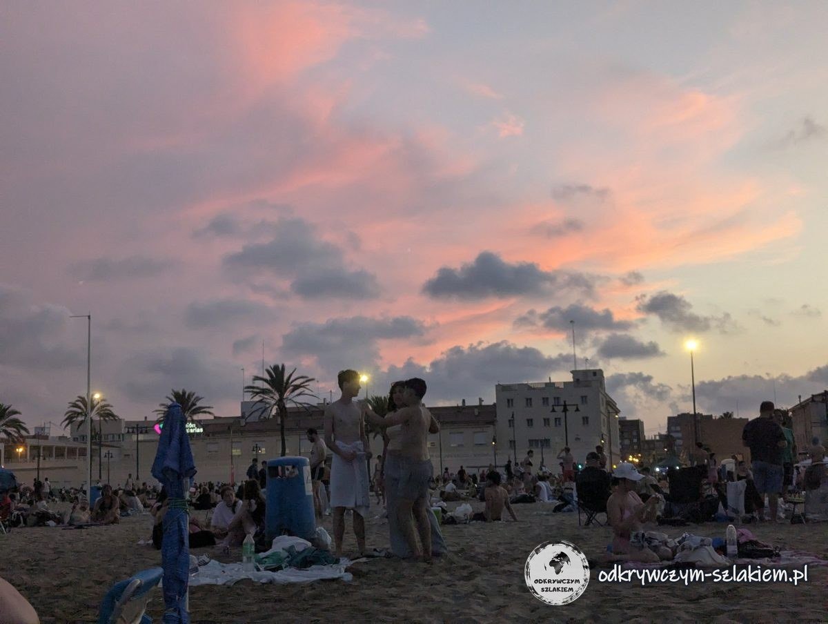 Różowe niebo nad plażą po zaćmieniu Słońca