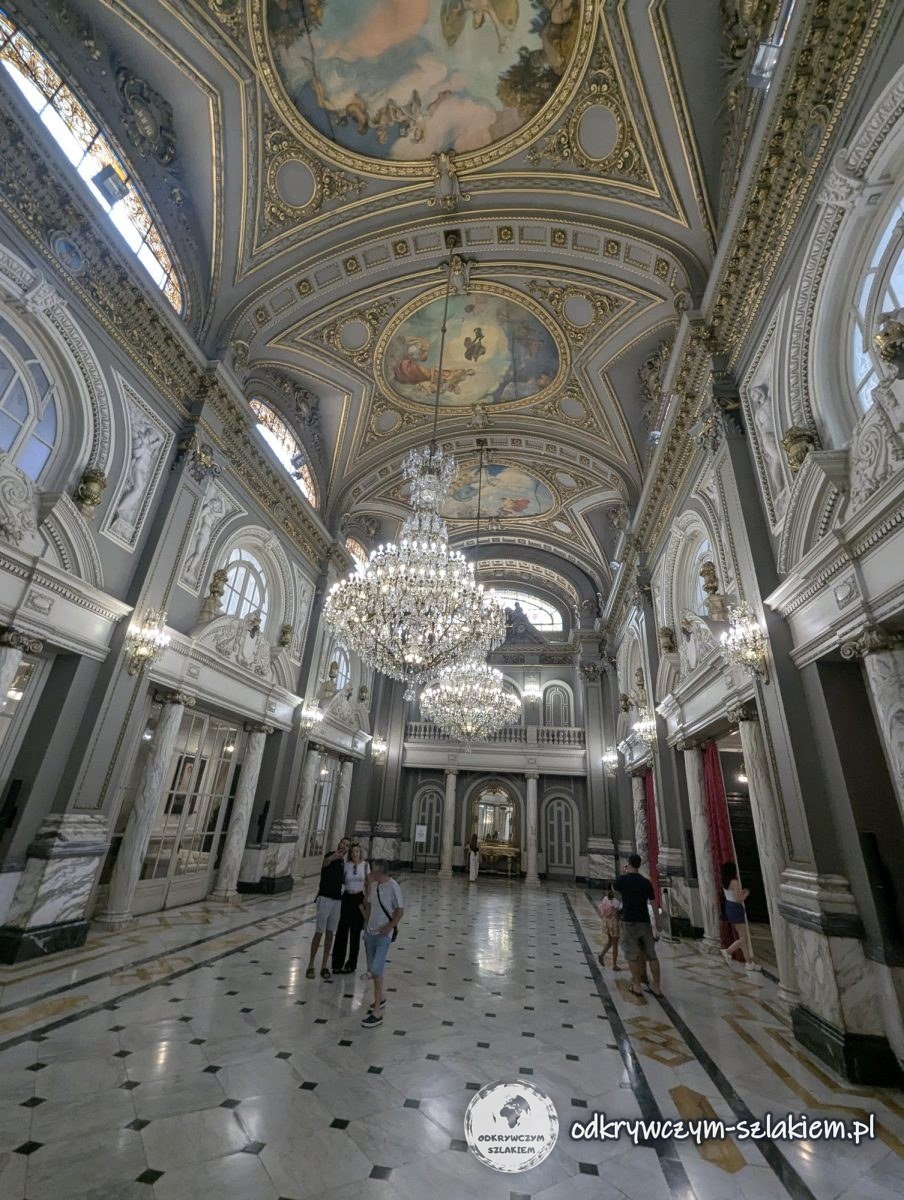 Salón de Cristal z żyrandolami w ratuszu w Walencji