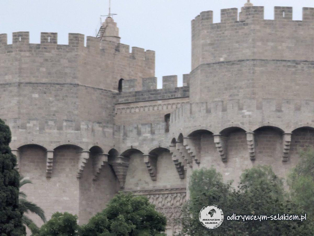 Torres de Serranos w Walencji za dnia