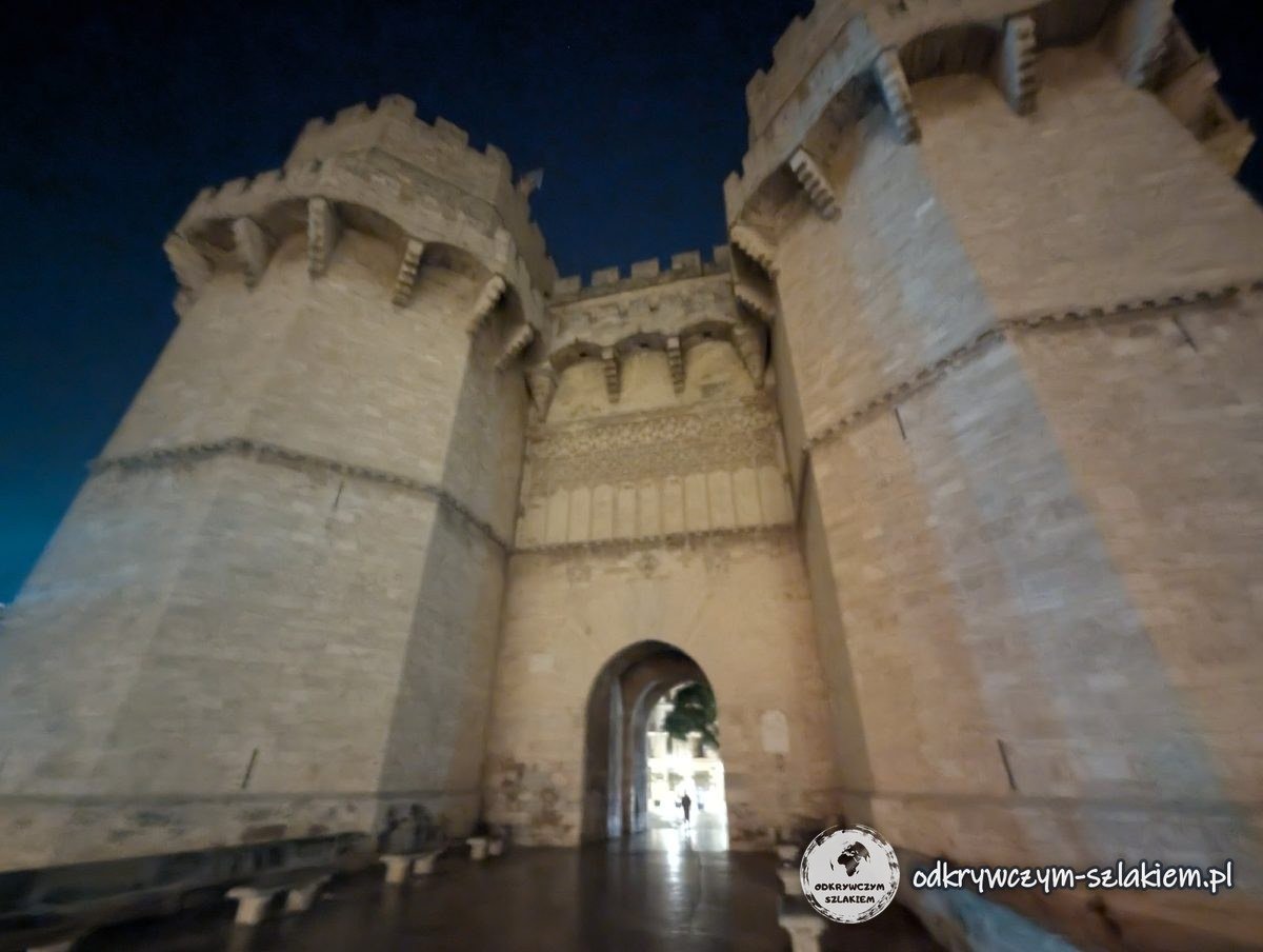 Torres de Serranos w Walencji nocą