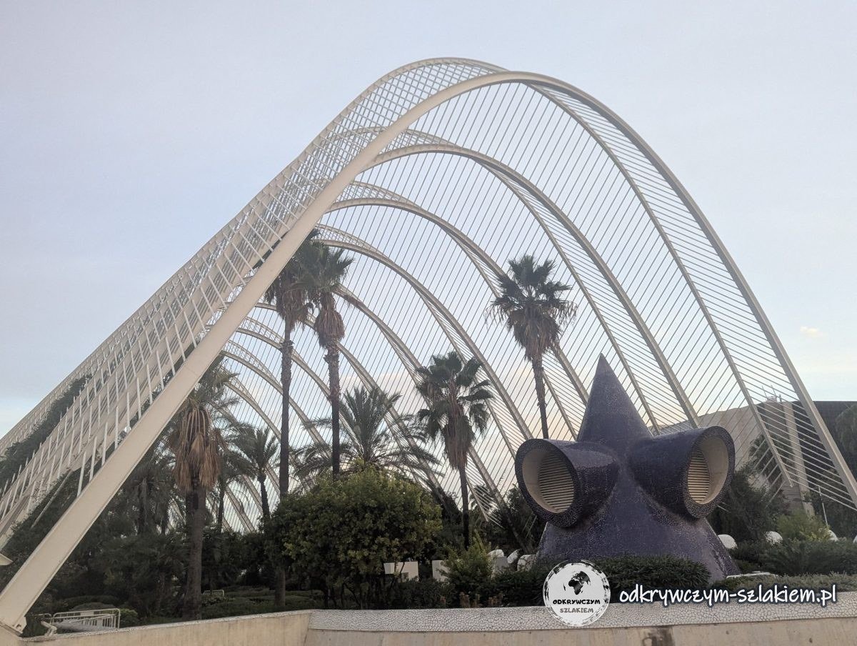 Białe łuki L'Umbracle w Mieście Sztuki i Nauki