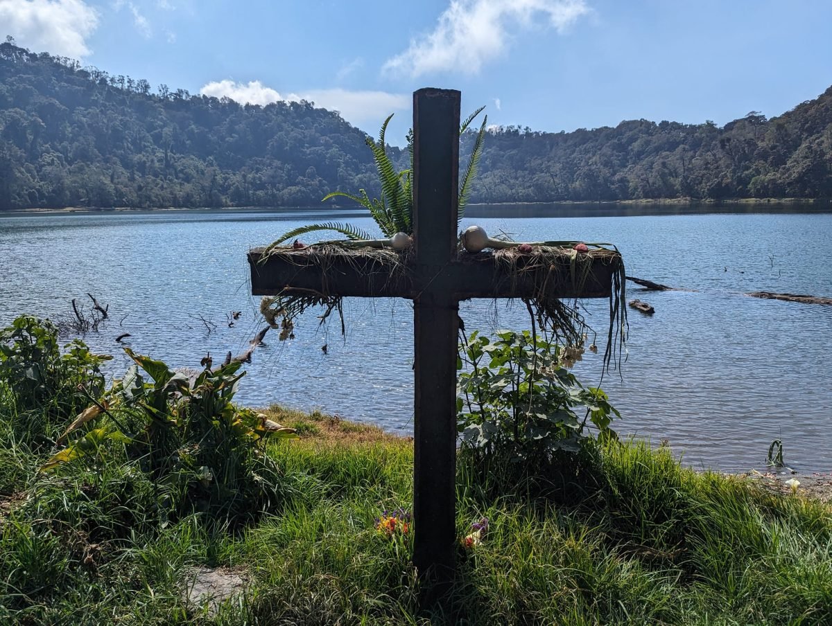Krzyż z roślinnymi darami nad brzegiem laguny Chicabal