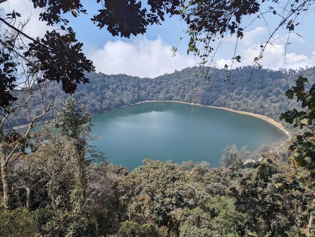 Laguna Chicabal w zalesionym kraterze wulkanu widziana z punktu widokowego