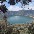 Laguna Chicabal w zalesionym kraterze wulkanu widziana z punktu widokowego