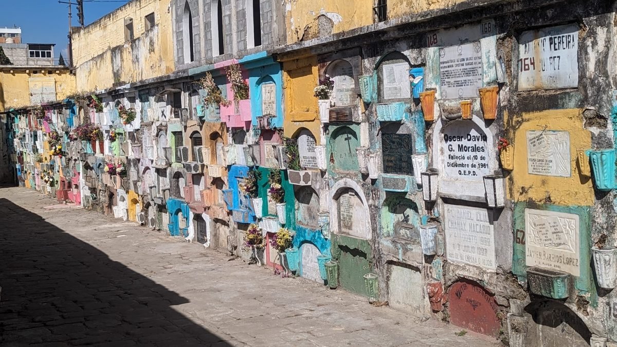 Kolorowe nisze grobowe z kwiatami na cmentarzu w Quetzaltenango