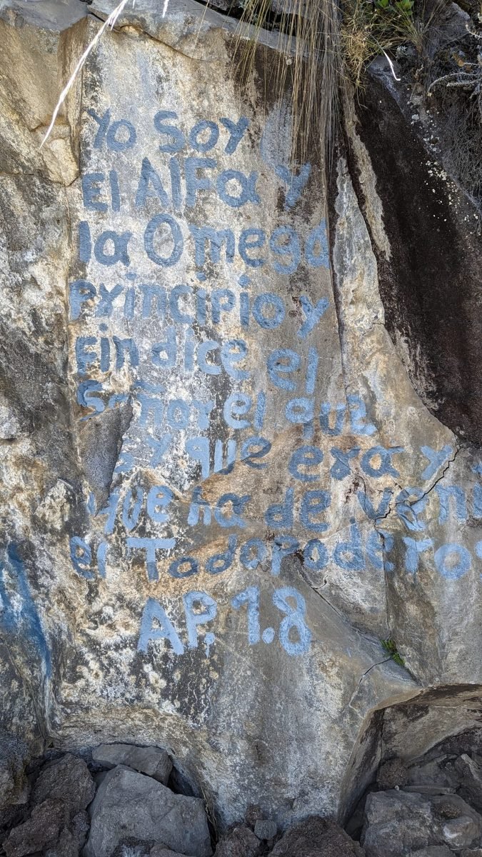 Cytat z Apokalipsy św. Jana (Ap 1,8) wymalowany na skale na Cerro Quemado