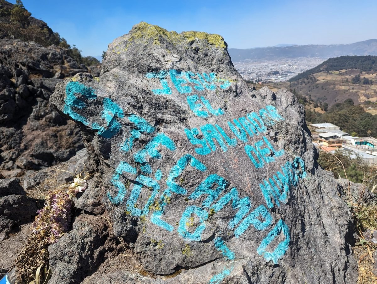 Skała z napisem „Jesús el Salvador del mundo” na Cerro Quemado, w dole Quetzaltenango