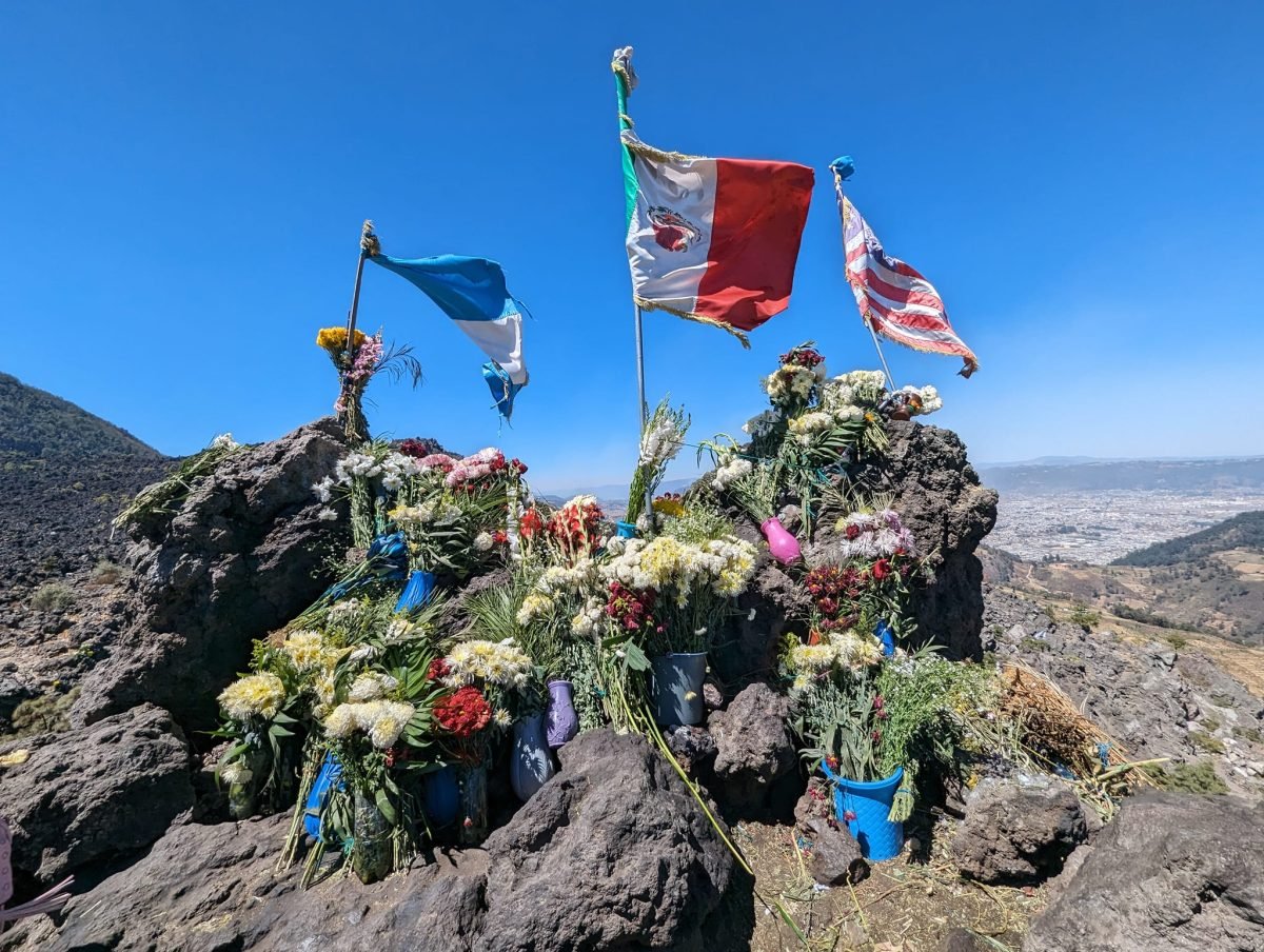 Ołtarz z kwiatów i flagi Gwatemali, Meksyku i USA na szczycie Cerro Quemado, w dole Quetzaltenango