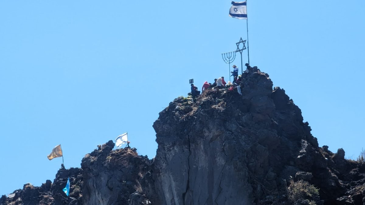 Skalny wierzchołek Cerro Quemado z flagą Izraela, gwiazdą Dawida i menorą