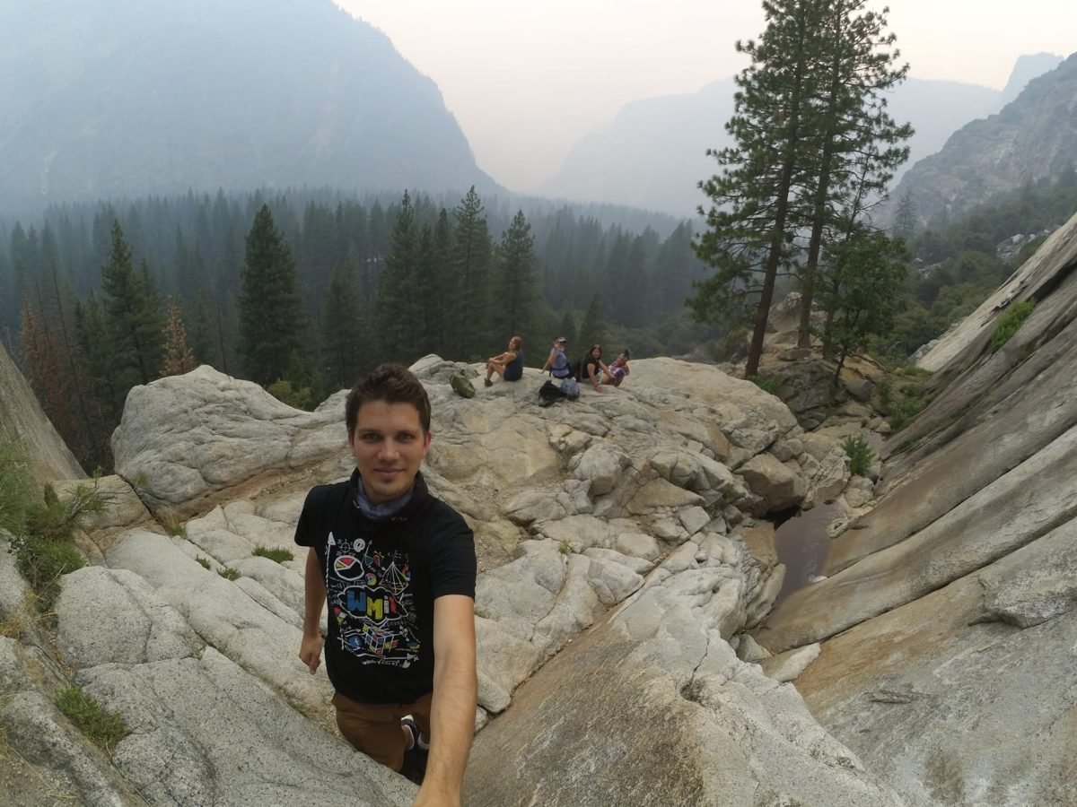 Skały „Devil's Bathtub” nad doliną Yosemite