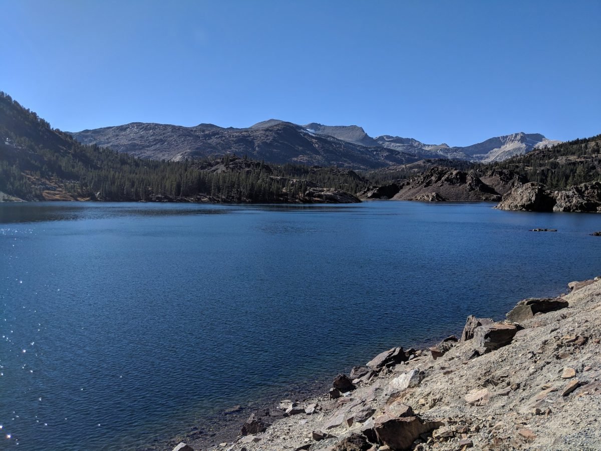 Jezioro przy drodze Tioga Road w drodze do Yosemite