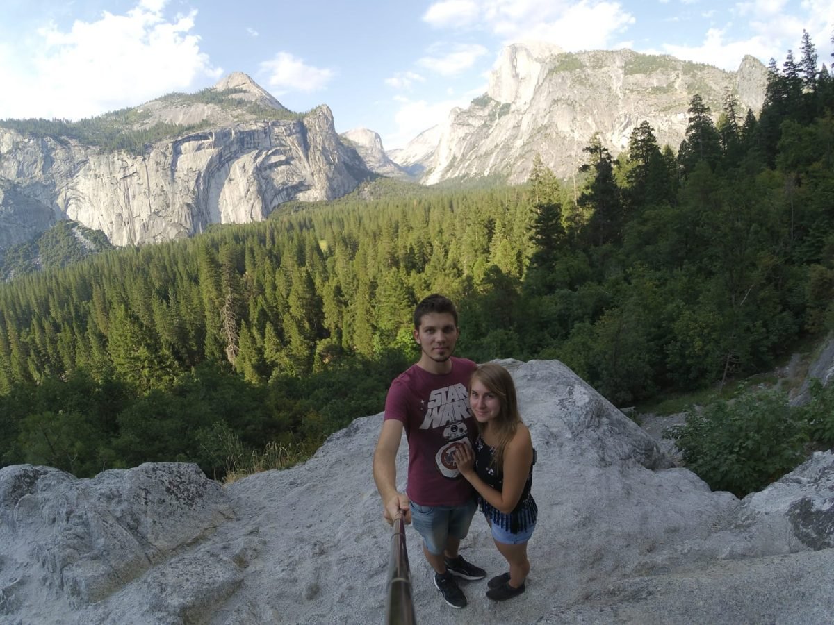 Na „kanapie” – nieoficjalnym punkcie widokowym nad Half Dome Village, w tle skalne łuki Royal Arches i Half Dome