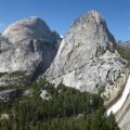 Wodospad Nevada Fall i granitowa kopuła Liberty Cap w Parku Narodowym Yosemite