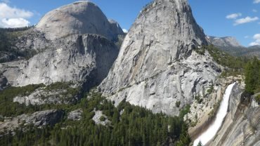 Wodospad Nevada Fall i granitowa kopuła Liberty Cap w Parku Narodowym Yosemite