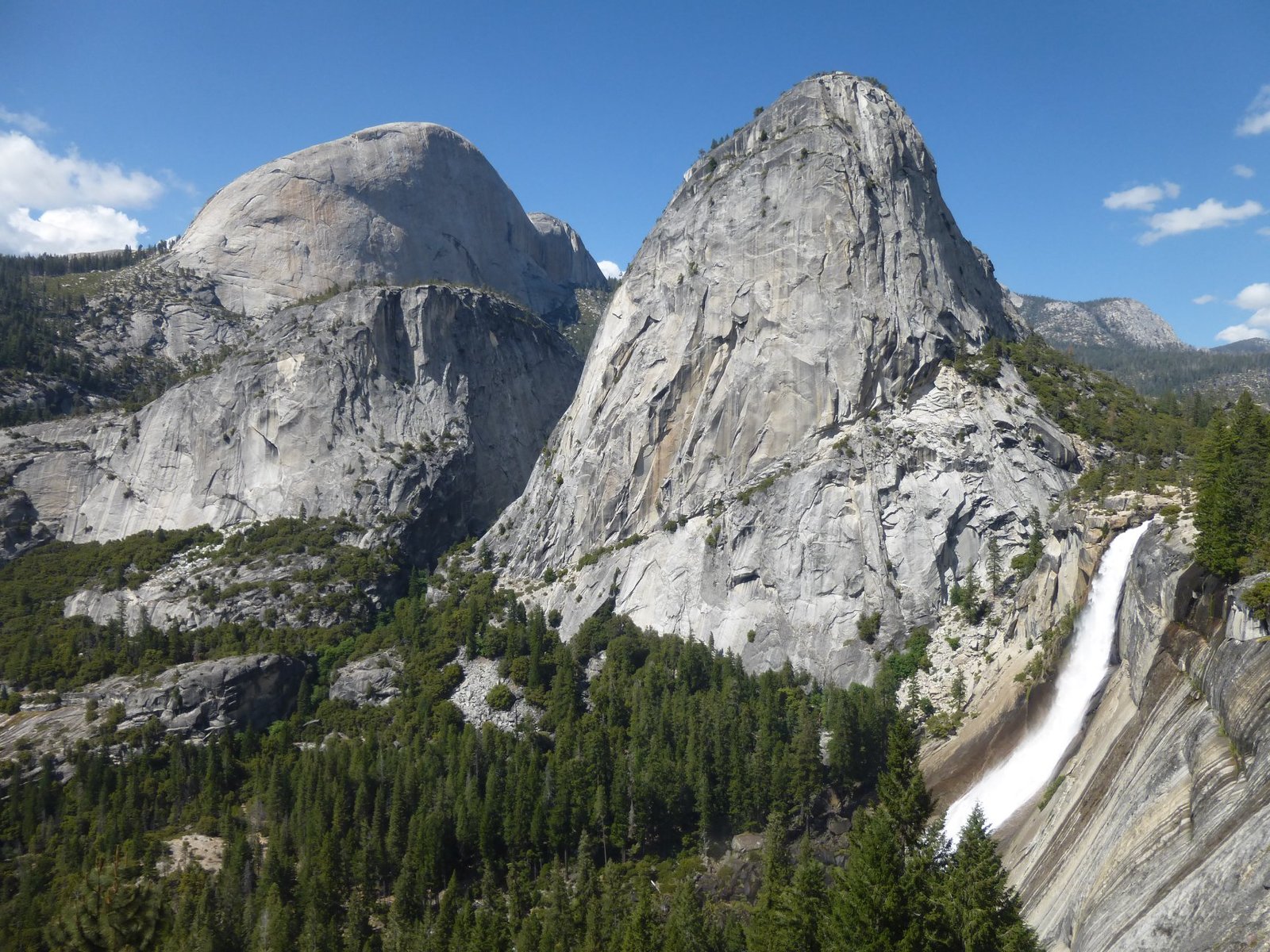 Wodospad Nevada Fall i granitowa kopuła Liberty Cap w Parku Narodowym Yosemite