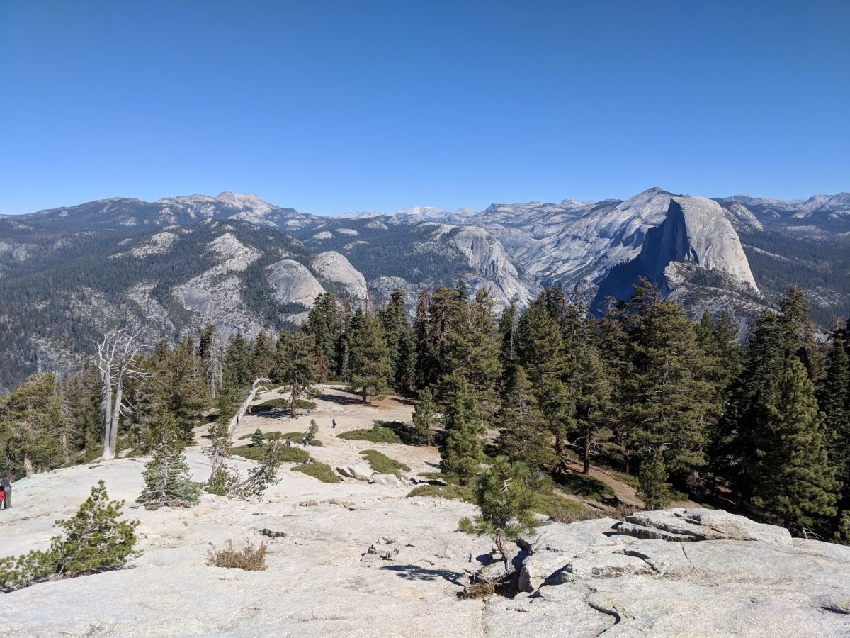 Widok z Sentinel Dome (2476 m) na Half Dome i North Dome