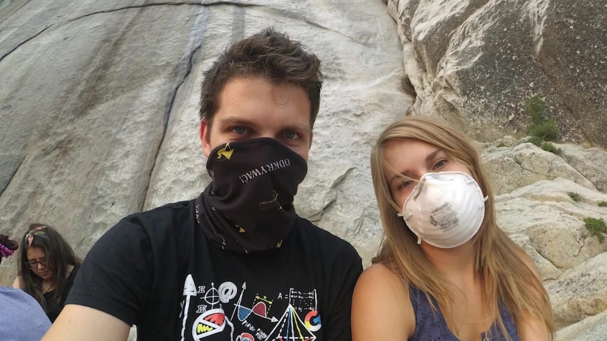 W maskach ochronnych przed dymem z pożaru na granitowych skałach w dolinie Yosemite