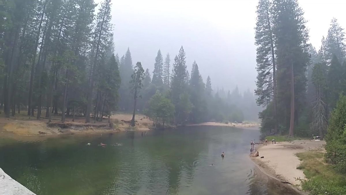Rzeka Merced w dolinie Yosemite w dymie z pożaru