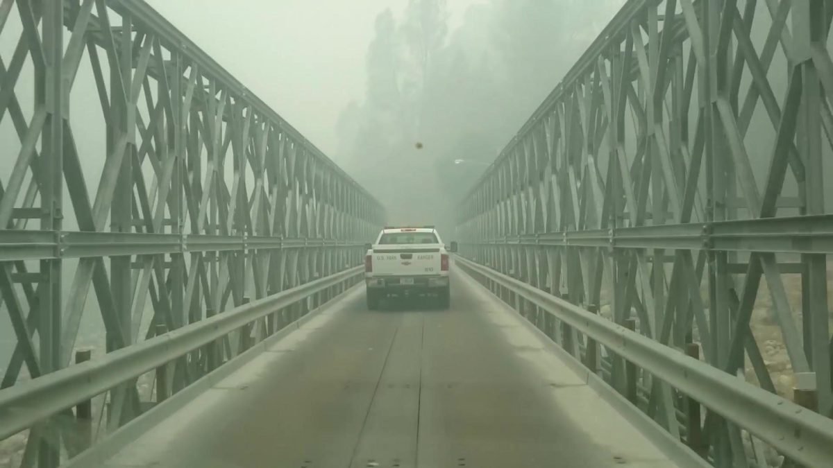 Stalowy most w dymie na trasie konwoju ewakuacyjnego z Yosemite