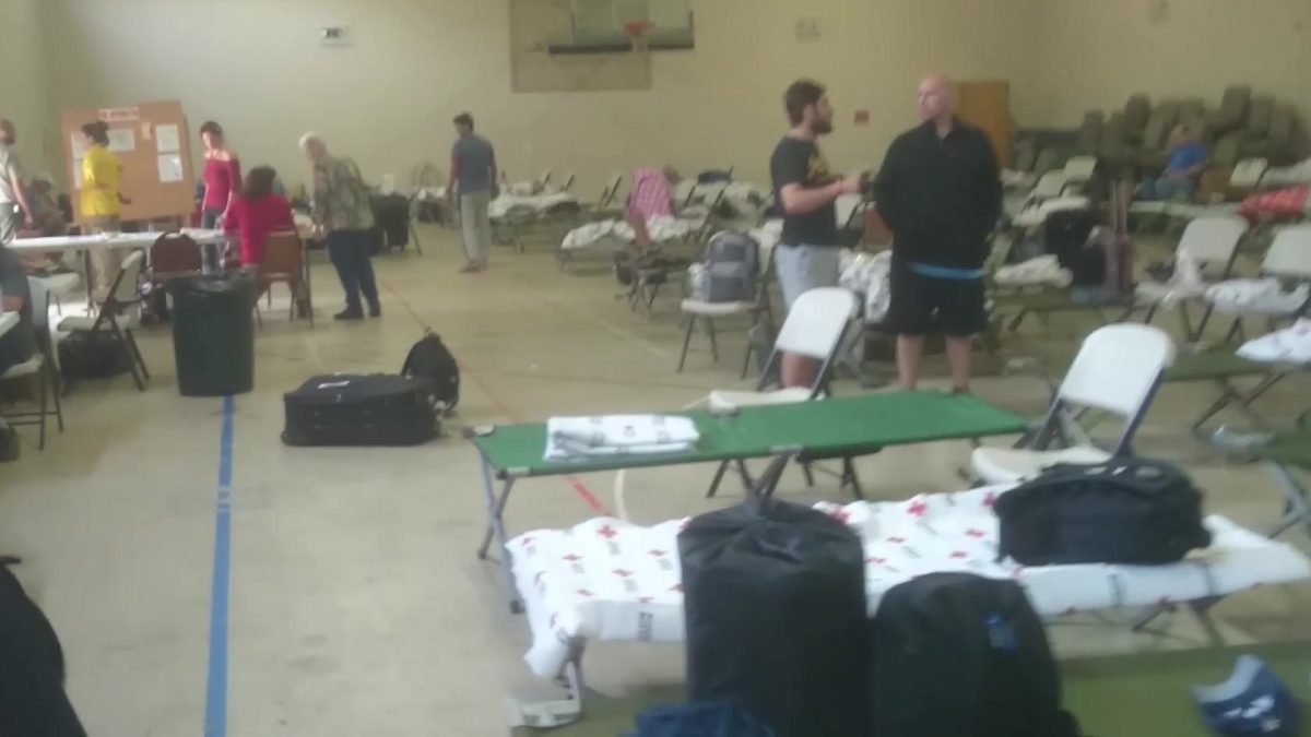 Łóżka polowe Czerwonego Krzyża w sali schronu dla ewakuowanych z Yosemite