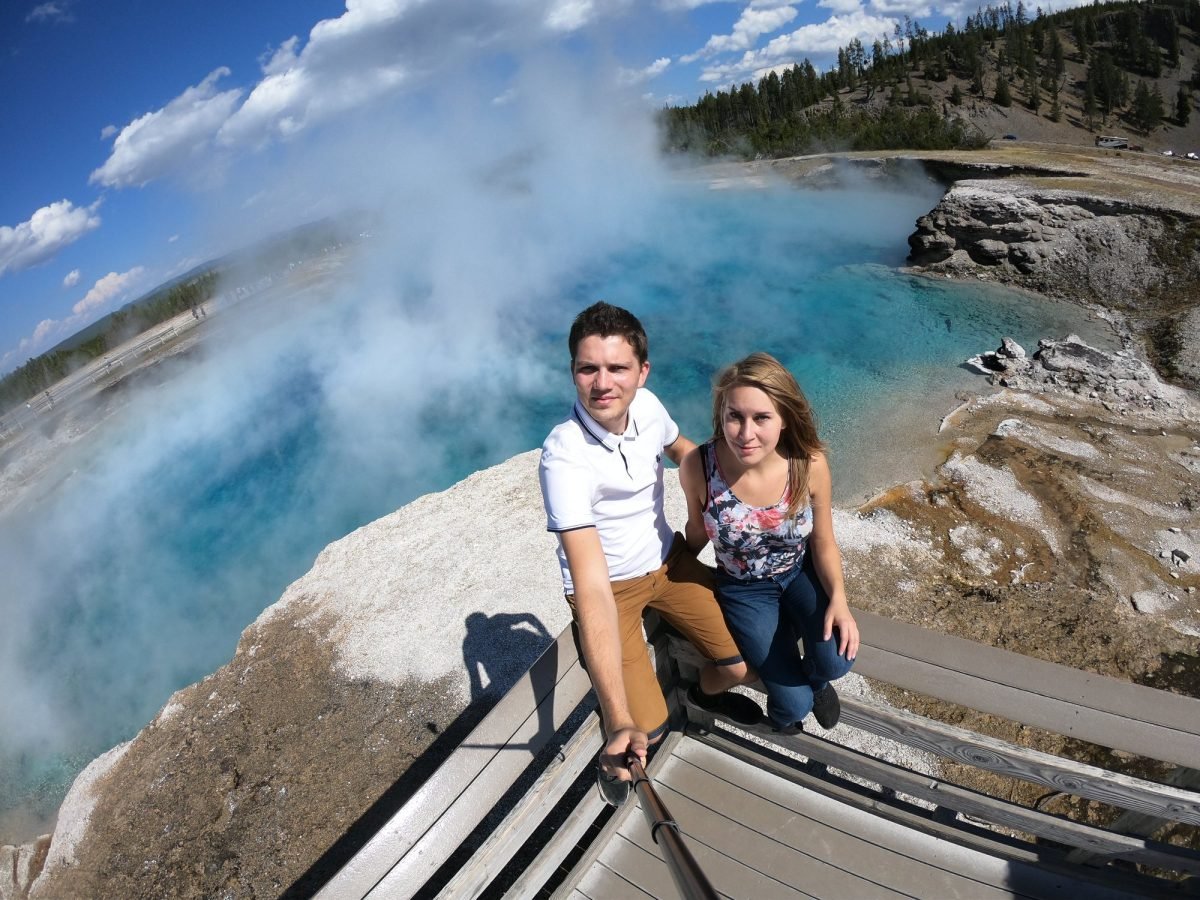 Błękitna woda krateru Excelsior Geyser w Midway Geyser Basin