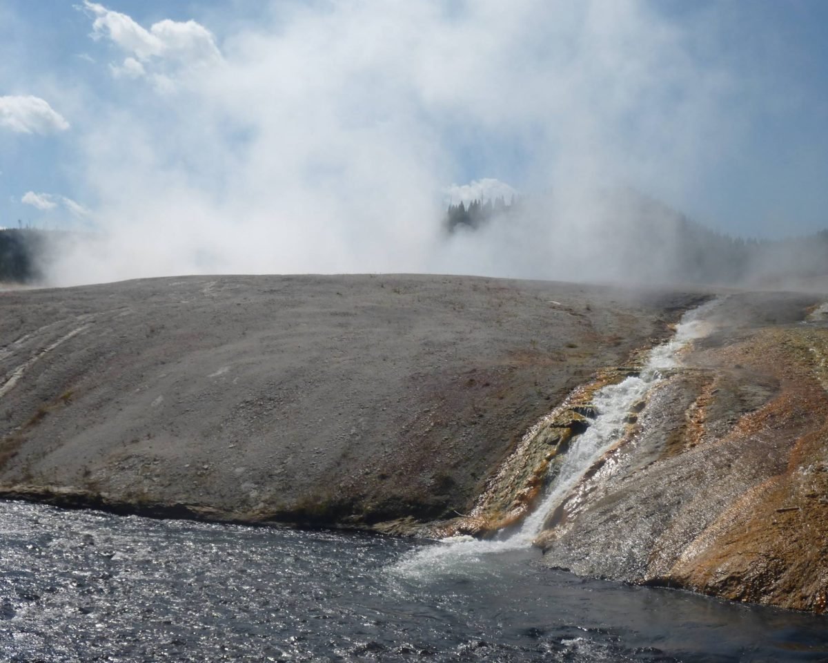 Gorąca woda spływająca do rzeki Firehole